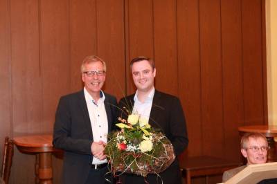 Felix Büter gratuliert Michael Räckers nach seiner Wahl