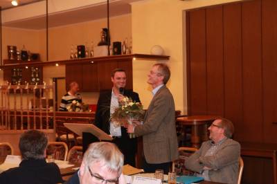 Michael Räckers dankt Kreisdirektor Ansgar Hörster nach seinem Einblick in die Situation der Flüchtlinge im Kreis Borken