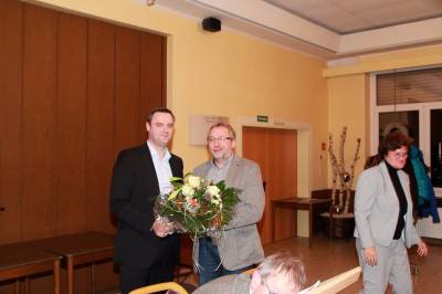 Bernhard Hemling gratuliert seinem Nachfolger Michael Räckers