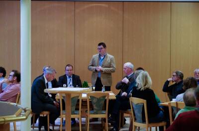 Klaus Ikemann begrüßt die Gäste