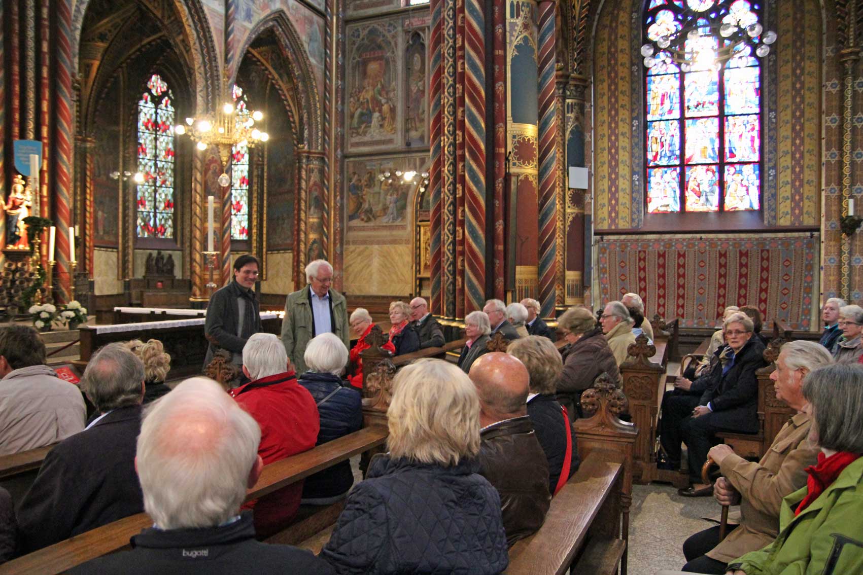 Organist Lehnen stellt die Orgel vor