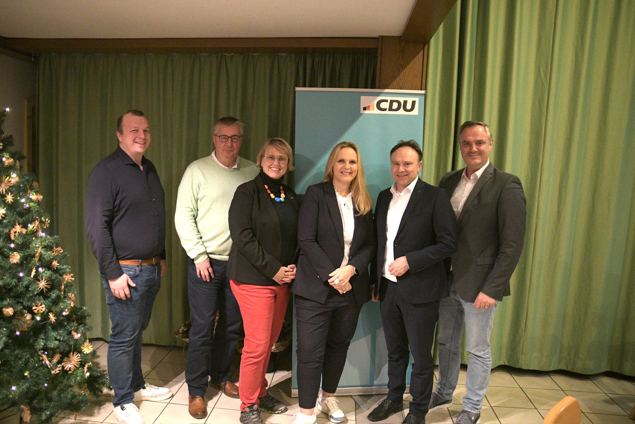 Das neue Fhrungsteam des CDU-Stadtverbands Ahaus, v.l.n.r.: Hendrik Terhan, Frank Lefering, Dr. Andrea Wolf (alle drei stv. Vorsitzende), Ute Isferding (Vorsitzende) mit Landrat Dr. Kai Zwicker und scheidendem Vorsitzenden Dr. Michael Rckers